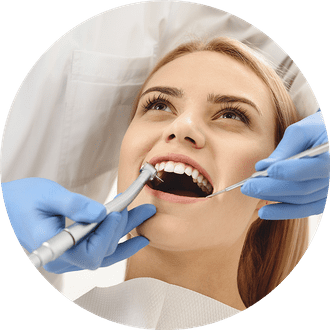 Zahnarztpatientin wird behandelt