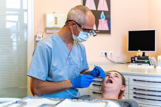 Zahnarztkundin bei der Behandlung
